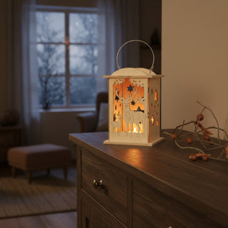 Laterne für 1 Teelicht oder mit LED‑Stripe „Wald“, 16 cm, aus naturbelassenem Holz mit filigraner Darstellung von Hirsch und Reh zwischen Tannenbäumen und Sternen, dekorativ auf einem Holzsideboard mit Zweigen platziert, im Hintergrund ein Wohnzimmer mit Sessel und Fenster, stimmungsvoll beleuchtet durch warmes Licht im Inneren.