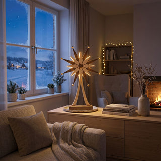 LED-Adventsstern in Braun und Naturholz (63 cm) mit integrierter Beleuchtung. Der mehrzackige Stern mit braunen und naturfarbenen Elementen sowie dekorativen Holzkugeln an den Spitzen ist auf einem Holzfuß montiert. Das warme Licht sorgt für eine festliche Atmosphäre und setzt das klassische Sternmotiv stimmungsvoll in Szene.