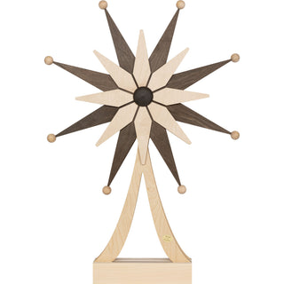 LED Adventsstern mit Holzfuß, braun, 63 cm, in Frontalansicht. Der moderne Weihnachtsstern aus Holz begeistert mit einem dekorativen, dreidimensionalen Sternendesign in Natur- und Brauntönen. Die hochwertige Verarbeitung, der stabile Holzfuß und die integrierte LED-Beleuchtung machen den Adventsstern zu einem stilvollen Blickfang für Fensterbank, Sideboard oder Wohnbereich in der Advents- und Weihnachtszeit.