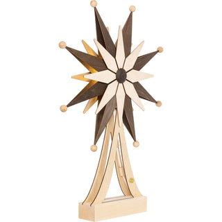 
LED Adventsstern mit Holzfuß, braun, 63 cm, in leicht seitlicher Schrägansicht. Der dekorative Holzstern überzeugt mit einem dreidimensionalen Design aus naturfarbenen und braunen Sternspitzen sowie warmweißer LED-Beleuchtung. Auf dem stabilen Holzfuß montiert, sorgt der Adventsstern für eine stimmungsvolle Weihnachtsatmosphäre und ist ein eleganter Blickfang auf Fensterbank, Sideboard oder Tisch.