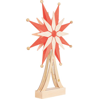 LED Adventsstern mit Holzfuß, rot, 63 cm, in seitlicher Schrägansicht. Der moderne Holzstern kombiniert naturfarbene und rote Sternspitzen in einem dekorativen, dreidimensionalen Design. Die integrierte LED-Beleuchtung sorgt für ein warmes Licht und setzt den Weihnachtsstern stimmungsvoll in Szene. Mit seinem eleganten Holzfuß eignet sich der Adventsstern ideal als festliche Weihnachtsdekoration für Fensterbank, Sideboard oder Wohnbereich.