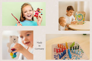 Collage mit vier Spielszenen: Oben links hält ein Kind eine Zahnbürste und eine kleine bunte Spielfigur. Oben rechts sitzen zwei Kinder an einem Tisch und spielen mit einer Lernuhr aus Holz. Unten links hält ein Kind einen hölzernen Greifling in Bärenform. Unten rechts liegt ein buntes Brettspiel mit farbigen Steckelementen auf einem Tisch.