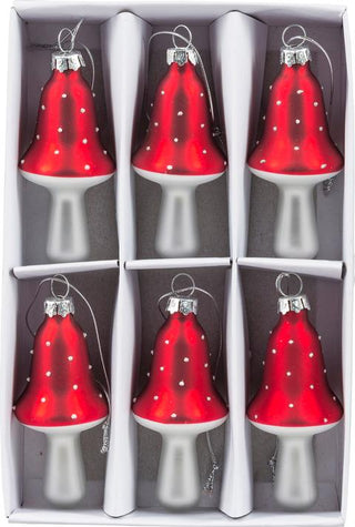 6-teiliges Set Christbaumschmuck in Pilzform aus Glas. Die sechs rot glänzenden Pilze mit kleinen weißen Punkten und silberfarbenen Aufhängungen und Stielen liegen einzeln in einem weißen Karton mit Fächern. Weihnachtsbaumanhänger im klassischen Fliegenpilz-Design.