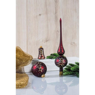 Weihnachtsbaumschmuck 39-teilig in Satin-Burgund. Das Set besteht aus mundgeblasenem und handdekoriertem Glas, was für höchste Qualität und Handwerkskunst steht. Der Lieferumfang umfasst eine Spitze von 26 cm, sechs Glocken à 6 cm, zehn Kugeln à 5 cm, zwölf Kugeln à 6 cm und zehn Kugeln à 7 cm.