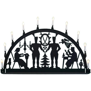 Der 10-flammige-Metalllichterbogen ist ideal für den Außenbereich. Sie können den Bogen im Garten, an die Garagenwand oder an die Hausmauer anbringen. Dieses Motiv zeigt die Herstellung der traditionellen Handwerkskunst im Erzgebirge. Gezeigt werden zwei Bergleute, ein Engel, eine Klöpplerin und ein Schnitzer in der ursprünglichen Arbeitsweise. Bild 3.