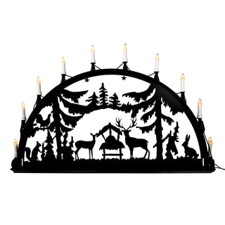 Der Metalllichterbogen ist ideal für den Außenbereich. Sie können den Bogen im Garten, an die Garagenwand oder an die Hausmauer anbringen. Dieses Motiv zeigt zufriedene Waldtiere, wie Haase, Reh und Eichhörnchen zur kalten Jahreszeit an einer Futtergrippe. Bild 2.