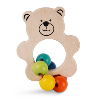 Ein Babyspielzeug aus Holz in Form eines stilisierten Bären mit einem runden Loch in der Mitte. Der Bär hat ein freundliches Gesicht mit schwarzen Augen, Nase und einem lächelnden Mund. An der Unterseite sind fünf bunte Holzkugeln (grün, gelb, blau, rot und orange) auf einer Schnur befestigt.
