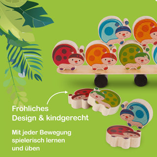„Ein kindgerechtes Holzspielzeug mit fröhlichem Design. Der Text auf dem Bild lautet: ‚Fröhliches Design & kindgerecht‘ sowie ‚Mit jeder Bewegung spielerisch lernen und üben‘.“
