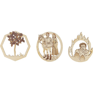 Der Baumbehang ist aus Holz, naturfarben und mit dezenten Akzenten versehen. Es gibt drei unterschiedliche Motive. Ein Aufhänger zeigt den klingenden Zauberbaum in voller Bracht. Der Zweite zeigt das glückliche Prinzenpaar mit Pferd und das dritte Bild zeigt den bösen Zwerg in seinen Machenschaften unter Flammen.