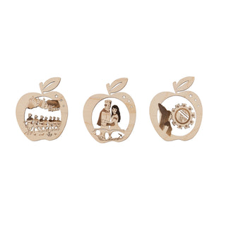 Baumbehang aus Holz mit 3 verschiedenen Defa-Märchen "Schneewittchen" - Motiven. 7 Zwerge, Schneewittchen und Prinz und böse Königin vor dem Spiegel zieren die Apfelform.