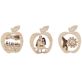 Baumbehang aus Holz mit 3 verschiedenen Defa-Märchen "Schneewittchen" - Motiven. 7 Zwerge, Schneewittchen und Prinz und böse Königin vor dem Spiegel zieren die Apfelform.