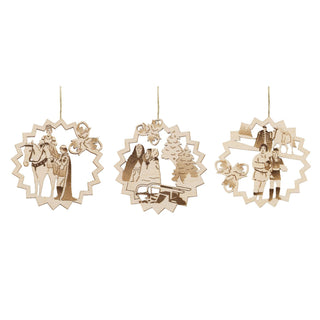 Dreiteiliger Baumbehang aus Holz (Limited Edition 2025) mit Motiven aus Drei Haselnüsse für Aschenbrödel: filigran gestaltete Anhänger in farblich abgesetztem Design, darunter Aschenbrödel auf dem Pferd, der Prinz mit dem Schuh sowie Figuren aus dem Schlossumfeld, jeweils mit Aufhängeschlaufe für den Weihnachtsbaum.