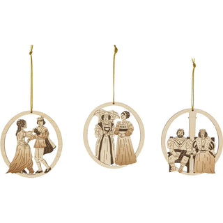 Der Baumbehang ist aus Holz, naturfarben und mit dezenten Akzenten versehen. Es gibt drei verschiedene Motive. Ein Aufhänger zeigt das tanzende Prinzenpaar. Der Zweite zeigt die zwei Stiefschwestern und das dritte Bild zeigt das sitzende Königspaar.