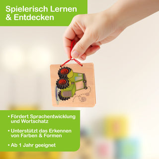 „Eine Hand hält ein quadratisches Holzstück mit der Illustration eines grünen Traktors. Das Holzstück ist an einer roten Schnur befestigt. Im Bild steht der Text: ‚Spielerisch Lernen & Entdecken – Fördert Sprachentwicklung und Wortschatz – Unterstützt das Erkennen von Farben & Formen – Ab 1 Jahr geeignet‘.“