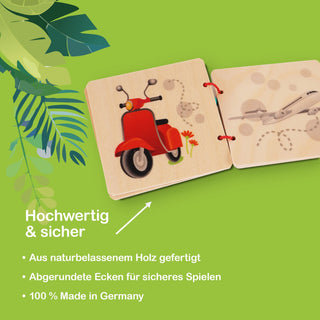 „Ein Kinderbuch aus Holz mit Illustrationen eines roten Rollers und eines Flugzeugs. Der Hintergrund ist grün mit Blattmotiven. Im Bild steht der Text: ‚Hochwertig & sicher – Aus naturbelassenem Holz gefertigt – Abgerundete Ecken für sicheres Spielen – 100 % Made in Germany‘.“