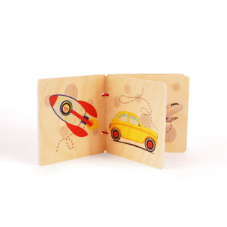 „Ein kleines Holzbuch mit bunten Illustrationen für Kinder. Auf der linken Seite ist eine Rakete mit einem lächelnden Gesicht zu sehen, auf der rechten Seite ein gelbes Auto. Im Hintergrund ist teilweise ein Flugzeug auf der nächsten Seite erkennbar. Die Bilder sind einfach und farbenfroh gestaltet.“