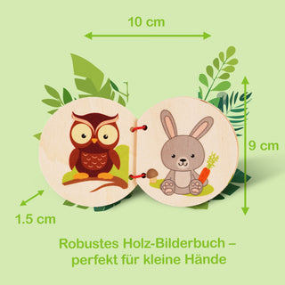 „Ein robustes Holz-Bilderbuch mit den Maßen 10 cm × 9 cm × 1,5 cm, geöffnet auf zwei Seiten. Links ist eine Eule auf einem Ast abgebildet, rechts ein Hase mit einer Karotte. Unten im Bild steht der Text: ‚Robustes Holz-Bilderbuch – perfekt für kleine Hände‘.“