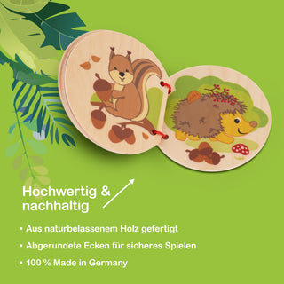 „Ein Holz-Bilderbuch für Kinder mit bunten Illustrationen. Auf der linken Seite ist ein Eichhörnchen mit Eicheln zu sehen, auf der rechten Seite ein Igel, umgeben von Blättern und Pilzen. Der Hintergrund zeigt grüne Blattmuster. Im Bild steht der Text: ‚Hochwertig & nachhaltig – Aus naturbelassenem Holz gefertigt – Abgerundete Ecken für sicheres Spielen – 100 % Made in Germany‘.“
