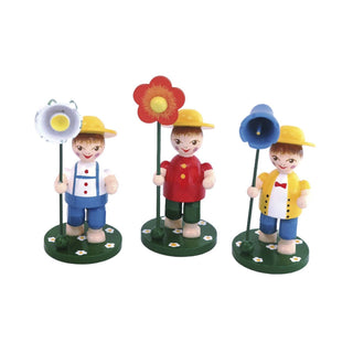 3 Blumenkinder Jungen in gelb, rot und weißer Kleidung, gelben Hüten und jeweils einer Blume in der Hand