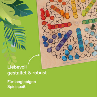 „Ein buntes Brettspiel auf einem grünen Hintergrund mit Pflanzenmotiven. Das Spielbrett zeigt Spiralmuster in Rot, Orange, Gelb, Grün, Blau und Lila, mit passenden farbigen Spielfiguren und einem Würfel. Links im Bild steht der Text: ‚Liebevoll gestaltet & robust‘ und darunter ‚Für langlebigen Spielspaß‘.“