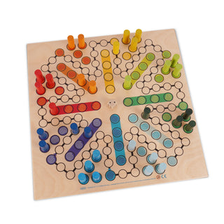 „Ein quadratisches Holzbrettspiel mit einem spiralförmigen Pfad aus schwarzen Kreisen und Linien. Das Spielfeld ist in sechs farbige Abschnitte unterteilt: Rot, Orange, Gelb, Grün, Blau und Lila. Jeder Abschnitt enthält zehn Spielfiguren in der jeweiligen Farbe sowie einen Startbereich mit vier weiteren Figuren. In der Mitte liegt ein weißer Würfel mit schwarzen Punkten.“