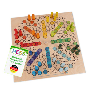 „Ein quadratisches Holzbrettspiel mit dem Namen ‚Raus mit Dir‘ für 8 Spieler von der Marke HESS. Das Spielfeld ist in acht farbige Abschnitte unterteilt: Rot, Orange, Gelb, Grün, Hellgrün, Blau, Hellblau und Lila. Jeder Abschnitt enthält sechs Spielfiguren in der jeweiligen Farbe. In der Mitte liegt ein Würfel. Unten links befindet sich ein Etikett mit der Aufschrift: ‚HESS Brettspiel „Raus mit Dir“ für 8 Spieler, 100 % MADE IN GERMANY‘.“
