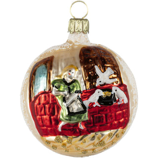 Eine nostalgische gläserne Christbaumkugel. Diese ist zartgolden und mit Schnee bedeckt. Das farbige Motiv zeigt das Aschenbrödel bei der Taubenfütterung. Bild 2.
