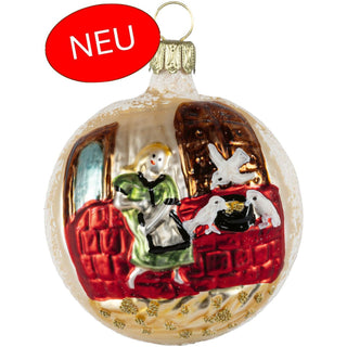 Neu im Sortiment. Die nostalgische gläserne Christbaumkugel ist zartgolden und mit Schnee bedeckt. Das farbige Motiv zeigt das Aschenbrödel bei der Taubenfütterung. Bild 1.