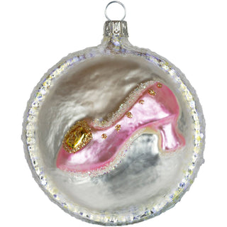 Zu sehen ist eine silberfarbene, gläserne Baumkugel mit dem rosafarbigem Schuh der Prinzessin aus dem Weihnachtsmärchen Aschenbrödel. Bild 3.