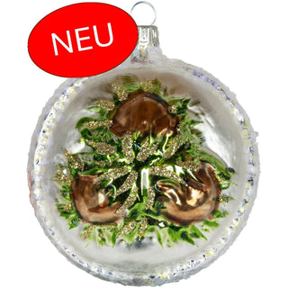 Aus unserer neuen Aschenbrödel-Kollektion. Die silberfarbene Glasbaumkugel mit dem braun-grünen Motiv, die 3 Haselnüsse. Bild 1.