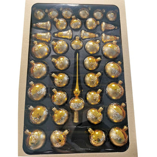 Weihnachtsbaumschmuck 39-teilig in Satin-Gold. Das Set besteht aus mundgeblasenem und handdekoriertem Glas, was für höchste Qualität und Handwerkskunst steht. Der Lieferumfang umfasst eine Spitze von 26 cm, sechs Glocken à 6 cm, zehn Kugeln à 5 cm, zwölf Kugeln à 6 cm und zehn Kugeln à 7 cm.