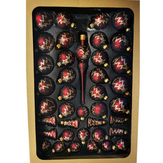 Weihnachtsbaumschmuck 39-teilig in Satin-Burgund. Das Set besteht aus mundgeblasenem und handdekoriertem Glas, was für höchste Qualität und Handwerkskunst steht. Der Lieferumfang umfasst eine Spitze von 26 cm, sechs Glocken à 6 cm, zehn Kugeln à 5 cm, zwölf Kugeln à 6 cm und zehn Kugeln à 7 cm.