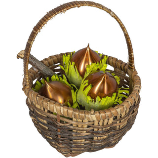 Das Holzkörbchen ist mit 3 Haselnüssen bestückt. Dies kann man hervorragend zu dekorieren verwenden. Bild 2.