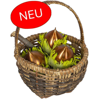 Das Holzkörbchen ist mit 3 Haselnüssen bestückt. Dies kann man hervorragend zu dekorieren verwenden. Bild 1.