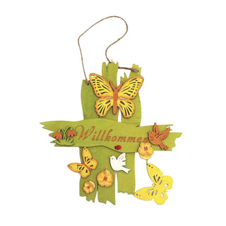 Dekoschild aus Holz in Grün- und Gelbtönen, mit Schmetterlingen und frühlingshaften Akzenten dekoriert und in der Mitte steht "Willkommen" geschrieben.