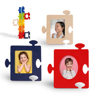 Das Bild zeigt drei Bilderrahmen in Form von Puzzleteilen. Der obere linke Rahmen ist ein vertikales Lineal mit farbigen Segmenten in Blau, Grün, Gelb, Orange und Rot. Der obere rechte Rahmen ist aus hellem Holz. Der untere linke Rahmen ist dunkelblau mit einem gelben Hintergrund. Der untere rechte Rahmen ist rot und hat eine ovale Öffnung für ein Foto.