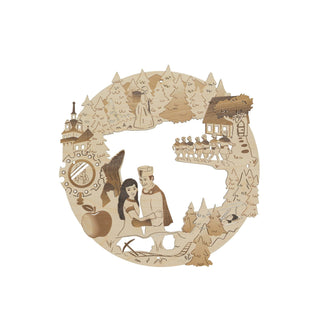 Ein märchenhaftes Fensterbild aus Holz mit schattierten Akzenten. Motiv ist das DEFA-Märchen Schneewittchen. verschiedene Szenen werden abgebildet.