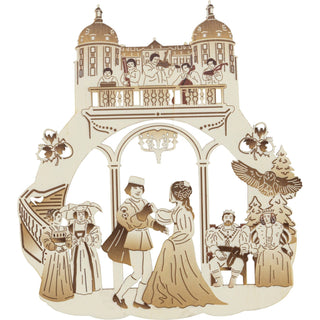 Das hölzerne Fenster-Bild bringt mit den schattierten Akzenten das Märchen vom Aschenbrödel detailgetreu wieder. Im Vordergrund tanzt das Prinzenpaar zur Musik von der auf dem oberen Schlossbalkon spielenden Kapelle. Die neidische Stieffamilie, die glücklich flatternde Eule und das stolze Königspaar sind an den Seiten dargestellt. 