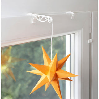 Anwendungsbeispiel Fensterhalterung mit Adventsstern am Fenster angebracht.