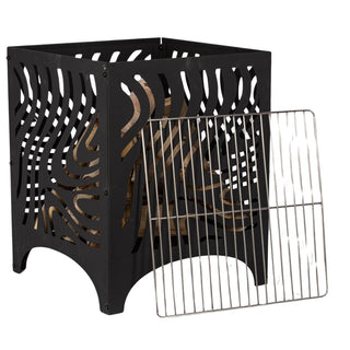 Das Bild zeigt eine schwarze Metall-Feuerschale mit dekorativen Ausschnitten in einem wellenförmigen Muster. Neben der Feuerschale befindet sich ein abnehmbarer Metall-Grillrost, der zum Kochen über dem Feuer gedacht ist. Die Feuerschale hat eine offene Oberseite und steht auf vier Beinen._1