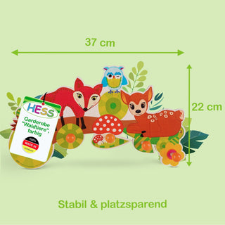 „Bunte Garderobe der Marke HESS mit Waldtieren: Ein Fuchs, eine Eule und ein Rehkitz sitzen auf einem Baumstamm, umgeben von Pilzen und Blättern. Die Garderobe ist 37 cm breit und 22 cm hoch. Links hängt ein Etikett mit der Aufschrift ‚HESS Garderobe „Waldtiere“, farbig – 100% MADE IN Germany‘. Unten steht ‚Stabil & platzsparend‘.“