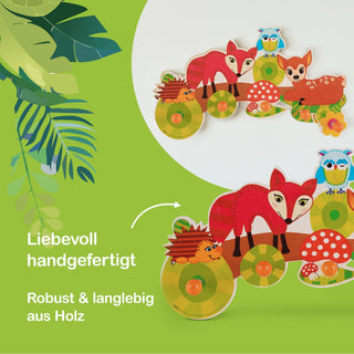„Buntes Holzspielzeug mit Waldtieren: Ein Fuchs, ein Igel, eine Eule und ein Reh sind liebevoll handgefertigt und farbenfroh gestaltet. Links im Bild steht ‚Liebevoll handgefertigt‘ und ‚Robust & langlebig aus Holz‘. Der Hintergrund zeigt grüne Blätter und einen weißen Kreis, der das Spielzeug hervorhebt.“