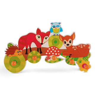 „Bunte, kindgerecht illustrierte Garderobe mit Waldtieren: Ein roter Fuchs, ein Igel, eine Eule und ein Rehkitz sind abgebildet. Die Garderobe hat mehrere Haken in Form von orangefarbenen Knöpfen auf grünen Kreisen. Dekorative Elemente wie Pilze und Pflanzen ergänzen das verspielte Design.“