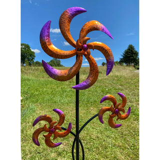 136 cm hohes Winrad aus Metall mit drei Räder im geschwungenen Design Orange/Lila