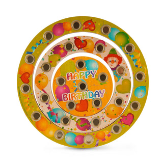 Rundes, mehrteiliges Holzdeko-Element zum Geburtstag mit drei konzentrischen Ringen. Jeder Ring enthält mehrere Löcher für Kerzen. Der äußere Ring zeigt bunte Ballons und Herzen auf gelbem Hintergrund, der mittlere Ring zeigt weitere Ballons, Herzen und ein Clownsgesicht auf weißem Hintergrund. Der innerste Kreis trägt die Aufschrift „HAPPY BIRTHDAY“ in bunten Buchstaben auf orangem Hintergrund mit Ballons und Konfetti.