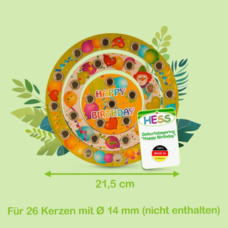 Bunter Geburtstagsring aus Holz mit der Aufschrift „HAPPY BIRTHDAY“ in der Mitte. Der Ring hat 26 Löcher für Kerzen mit einem Durchmesser von 14 mm (Kerzen nicht enthalten) und misst 21,5 cm im Durchmesser. Unten rechts im Bild ist die Verpackung mit dem Schriftzug „HESS Geburtstagsring 'Happy Birthday' – 100% MADE IN GERMANY“ zu sehen.