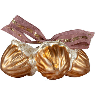 Zu verschiedenen Dekorationszwecken können diese 3 Glas-Haselnüsse mit rosa Schleife verwendet werden. Bild 3.