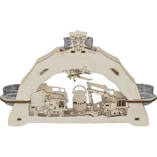 Dieser kleine hölzerne Lichterbogen in Natur kann mittels 3 Teelichter wunderbar Gemütlichkeit und Wärme vermitteln. Ideal für Agrar-Begeisterte. Der rustikale Lastwagen, ein Schaufelbagger und das Streuflugzeug stehen stets zum Einsatz bereit. Mittig ist ein alter Milchkrug abgebildet. Der Lichterbogenrand hat ein Kuh-Haupt und Ähren aufgedruckt