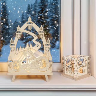 Standleuchte und Teelichthalter "Chopper-freund" vor Fenster, das verschneite Landschaft draußen zeigt.