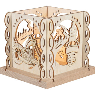 Teelichtlaterne "Chopper-freund" aus Holz. Die 4 Seiten des Kerzenhalters zeigen je gegenüberliegend einen Chopper und die asphaltierte Straße und eine Zündkerze. Mittig ist ein Teelicht eingesetzt, welches die Laterne beleuchtet.